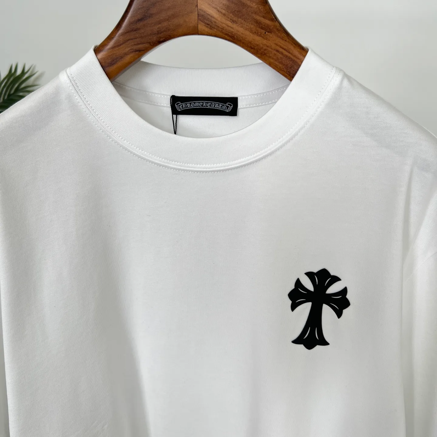 🅿️190 Luo Xin’s new summer T-shirt! This Sanskrit cross printed round neck short sleeves is simply a must-have for fashionistas. Salona cotton fabric is super comfortable, soft and skin-friendly, and has excellent breathability, making it perfect for summer wear. The Sanskrit cross print design on it is amazing, full of mystery and high-end, and the details are so exquisite that it makes people scream. It is worthy of Kroxin, and it vividly interprets the trend and personality. The loose fit is super friendly to all body shapes, covers the flesh and is comfortable, and looks good no matter how you wear it. Pair it with jeans and you'll look cool on the street. Pair it with sweatpants and you'll instantly look energetic and trendy. When you wear it and go out, you will feel like you are the spokesperson of fashion, and it will definitely turn heads. Color: black, white Size: S-2XL